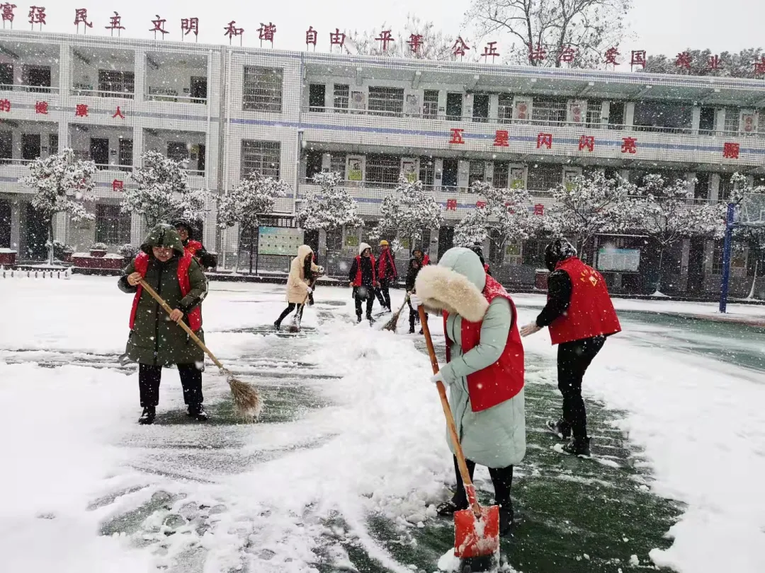 12月26日，岳麓區(qū)各級團組織積極響應黨的號召，組織動員青年志愿者戴上帽子、穿上紅馬甲、拿起鏟子，深入開展掃雪除冰行動，幫助經營戶解決營運困難，上門慰問困難群眾。.png