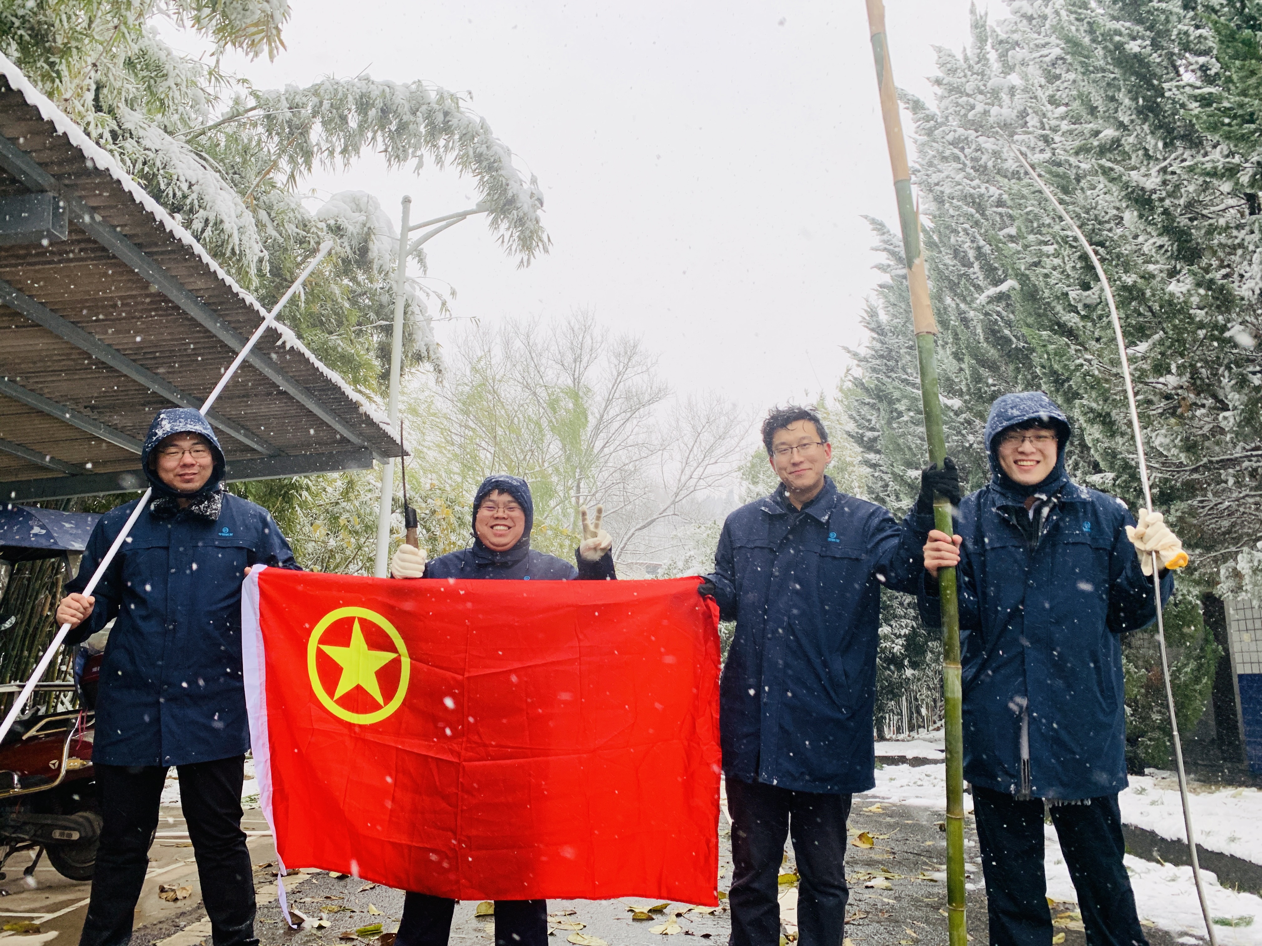 等雪的人千千萬萬，總有一個是你的模樣，如果有人欣賞沿途的風景，那就一定有人在路上浴“雪”奮戰(zhàn)。株洲全市各級團組織和廣大團員青年積極發(fā)揮先鋒模范帶頭作用，率先行動，認真做好轄區(qū)內的清雪除冰工作，十八般工具齊上陣，一身雪泥，守護一段歸家的路途。.jpg