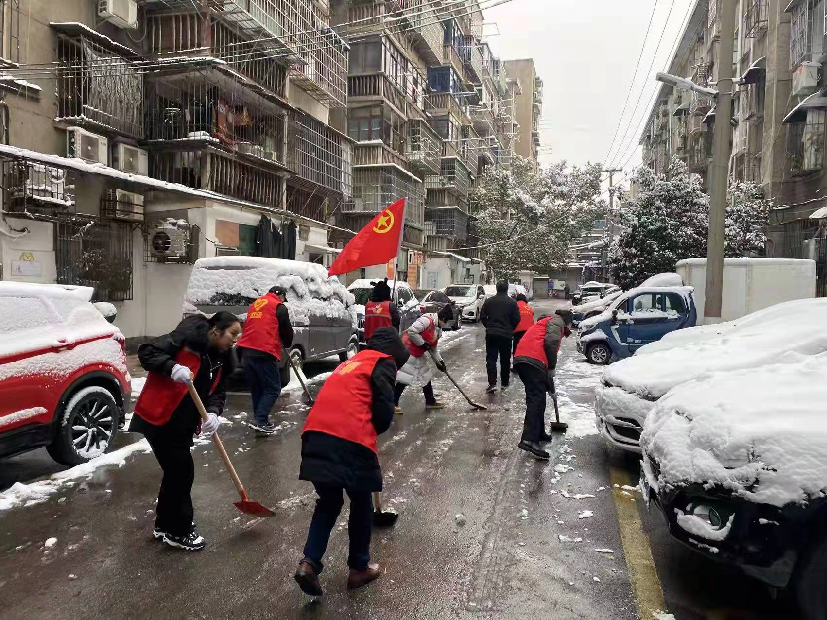 雪后顯文明，志愿我先行！面對低溫降雪天氣，共青團湘潭市委第一時間向全市各級團組織和團員青年、青年志愿服務組織和青年志愿者發(fā)出積極參與掃雪除冰志愿服務活動倡議書。團市委全體干部職工帶頭出動，全市各級團組織和青年志愿者突擊隊迅速行動，積極投身掃雪除冰一線，在城區(qū)街道、小區(qū)校園到處都是青年志愿者們忙碌的身影，極大地方便了群眾出行，清除了冰雪帶來的安全隱患，青年志愿紅儼然成為了蓮城最溫暖的一抹亮色！.jpg