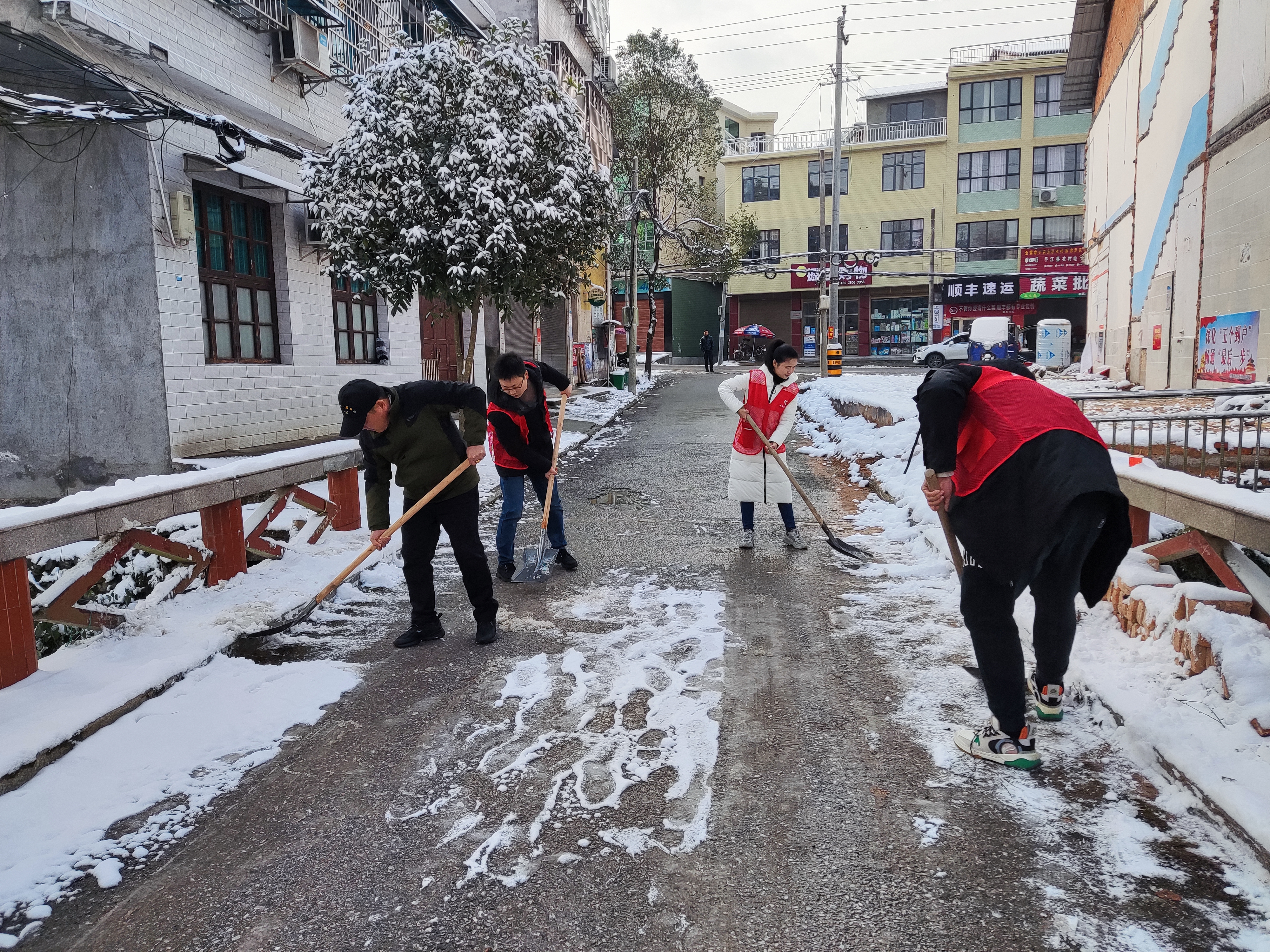 湖南省岳陽市平江縣團委聯(lián)合縣城管局團委、三墩鄉(xiāng)、梅仙鎮(zhèn)、板江鄉(xiāng)團委組織3000余青年志愿者參與掃雪除冰志愿服務活動。白雪皚皚，團旗飄飄。12月26日，深夜，志愿者按照團縣委統(tǒng)一部署，充分發(fā)揮志愿服務作用，在各路段橋梁開展鏟雪除冰，并通宵值守，為保證各地區(qū)交通通暢貢獻了青春力量！.jpg