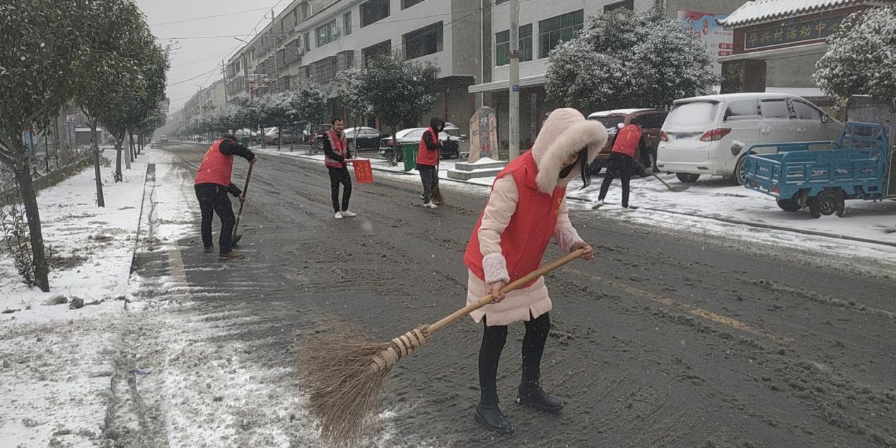 益陽市資陽區(qū)沙頭鎮(zhèn)青年志愿者把安全責任抓在手上，確保每一位村（居）民的出行安全。.jpg