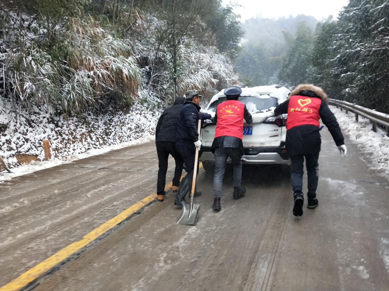 為了全方位應對此次大規(guī)模降雪，嶺坡鄉(xiāng)團委積極響應團市委、團縣委的號召，在嶺坡鄉(xiāng)黨委、政府的領導下，組織各團支部、青年志愿者隊伍，發(fā)揚“奉獻、友愛、互助、進步”的志愿精神，以實際行動清冰雪，促暢通、送溫暖，在擔當奉獻中做好此次防雪防災工作，全力保護群眾平安.png