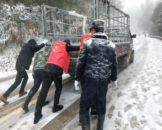 為了全方位應對此次大規(guī)模降雪，嶺坡鄉(xiāng)團委積極響應團市委、團縣委的號召，在嶺坡鄉(xiāng)黨委、政府的領導下，組織各團支部、青年志愿者隊伍，發(fā)揚“奉獻、友愛、互助、進步”的志愿精神，以實際行動清冰雪，促暢通、送溫暖，在擔當奉獻中做好此次防雪防災工作，全力保護群眾平安。.png